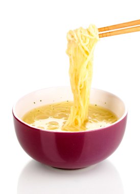 eetstokjes houden van Aziatische noedels geïsoleerd op wit