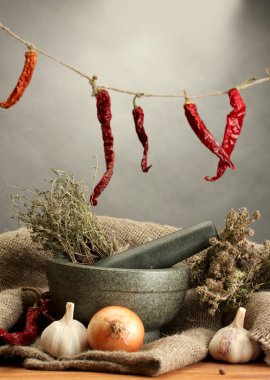 harç ve sebzeler, gri arka plan üzerinde ahşap masa üzerinde kurumuş otlar