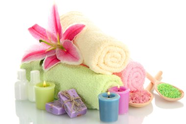 lily, aroma yağ, mum, sabunu ve deniz havlu izole üzerinde beyaz tuz