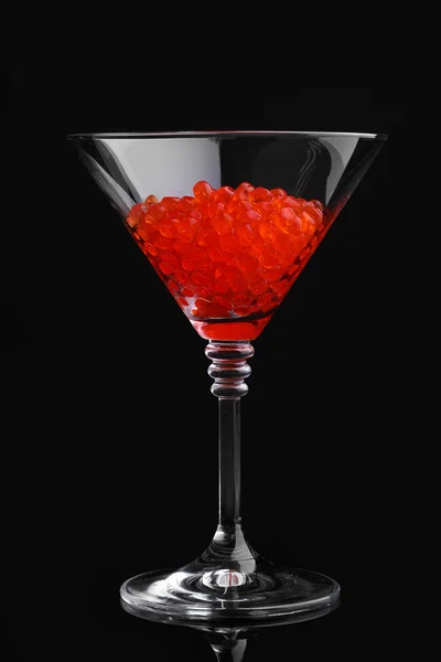 黒に分離されたガラスの赤キャビア — ストック写真