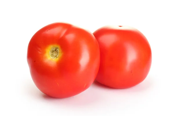 Tomates vermelhos maduros isolados em branco — Fotografia de Stock