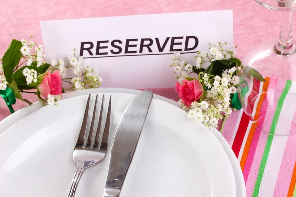 Table setting with reserved card in restaurant — Stock Photo, Image