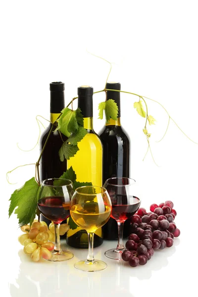 Flessen en glazen wijn en rijpe druiven geïsoleerd op wit — Stockfoto