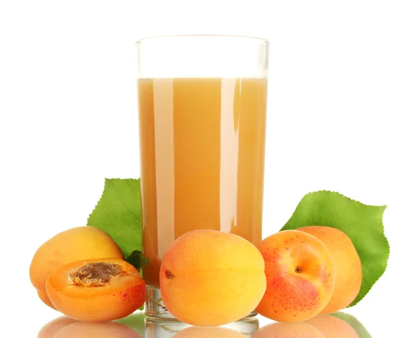 Verre de jus d'abricot et d'abricots avec des feuilles isolées sur blanc — Photo