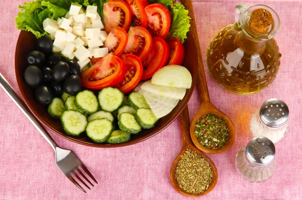 Ízletes görög saláta, fűszerek, a közeli fehér fa háttér — Stock Fotó
