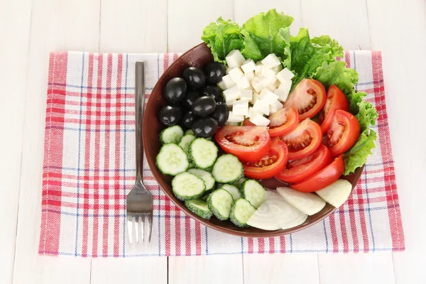 Savoureuse salade grecque sur fond de bois blanc — Photo