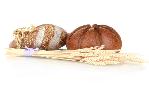 Huisgemaakt volkoren brood geïsoleerd op witte achtergrond — Stockfoto