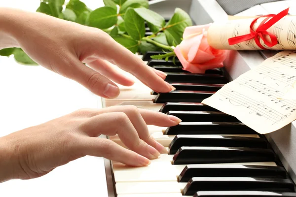 Mani di donna che gioca sintetizzatore — Foto Stock
