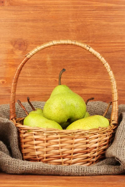 早熟梨在麻袋上木制背景特写 — 图库照片