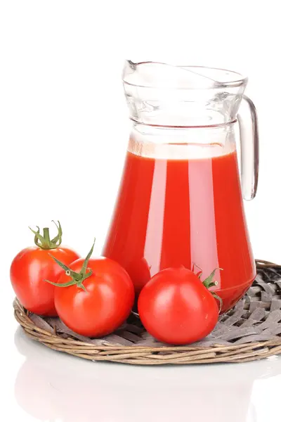 Tomatensap werper op rieten mat geïsoleerd op wit — Stockfoto