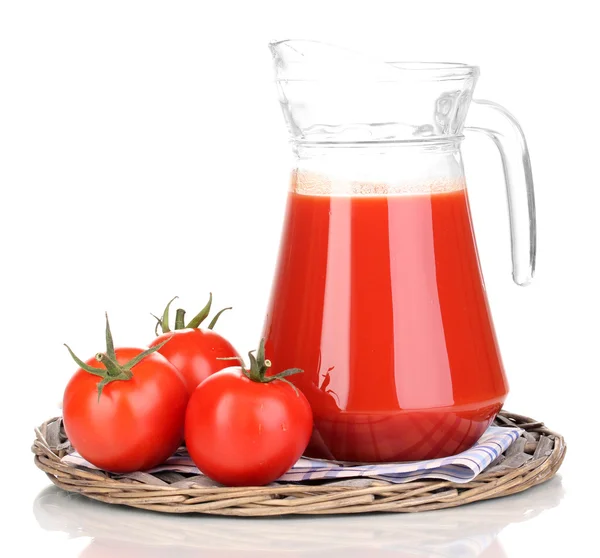 Sok pomidorowy w dzban na maty wiklinowe na białym tle — Zdjęcie stockowe