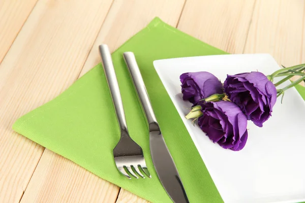 Louça de mesa com flor em guardanapo brilhante close-up — Fotografia de Stock