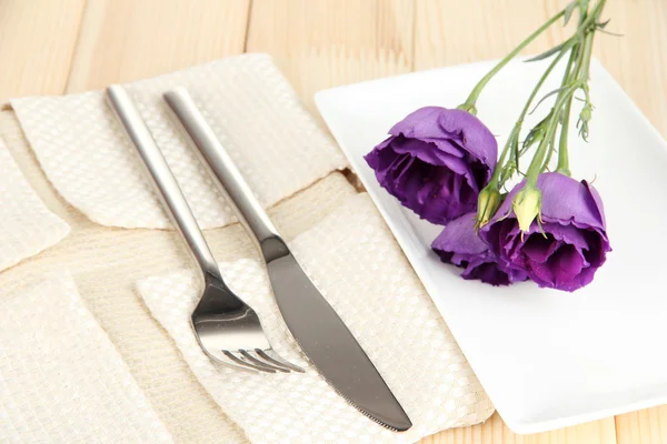 Çiçek üzerinde parlak peçete yakın çekim yemek takımı — Stok fotoğraf