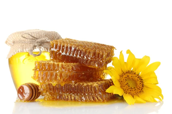 Favos de mel doces, jarra com mel, gotejador de madeira e girassol, isolados — Fotografia de Stock