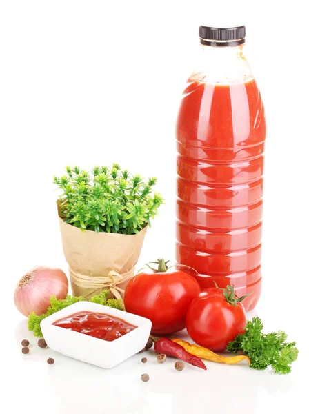 Martwa pomidory ketchupem i zioła na białym tle — Zdjęcie stockowe
