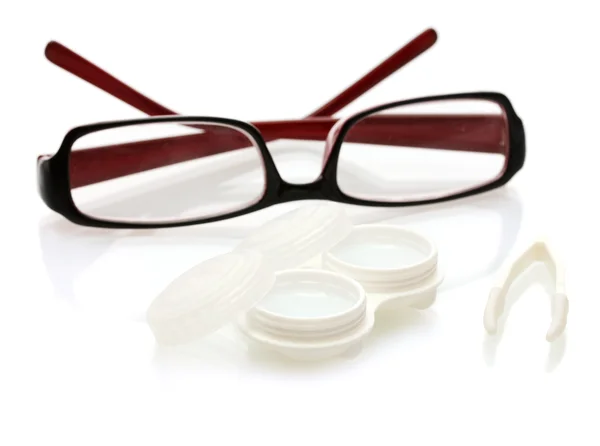 Bril, contactlenzen in containers en pincet, geïsoleerd op wit — Stockfoto