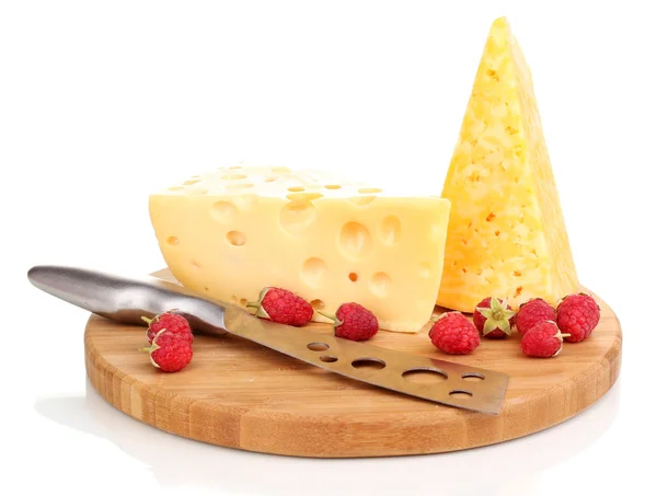 Sabroso queso y bayas en tablero de madera aislado en blanco —  Fotos de Stock