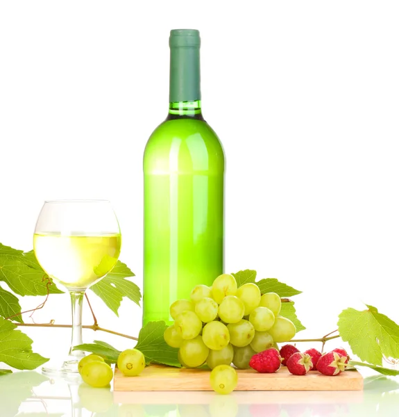 Μπουκάλι κρασιού με wineglass και τυρί που απομονώνονται σε λευκό — Φωτογραφία Αρχείου