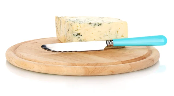 Queso con molde y cuchillo en la tabla de cortar aislado sobre fondo blanco — Foto de Stock