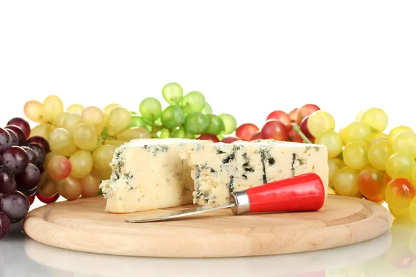 Formaggio con muffa sul tagliere con uva su fondo bianco chiudi — Foto Stock