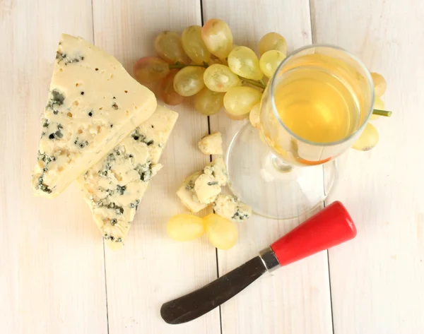 Formaggio con muffa e uva su fondo bianco in legno primo piano — Foto Stock