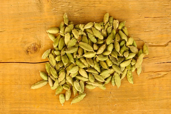 Cardamomo verde sobre fondo de madera de cerca — Foto de Stock