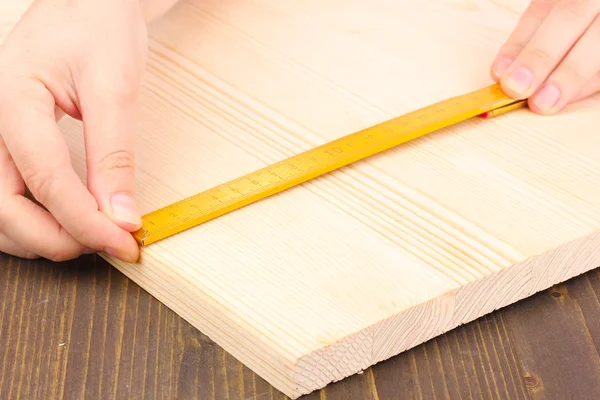 Tablero de madera de medición de primer plano — Foto de Stock