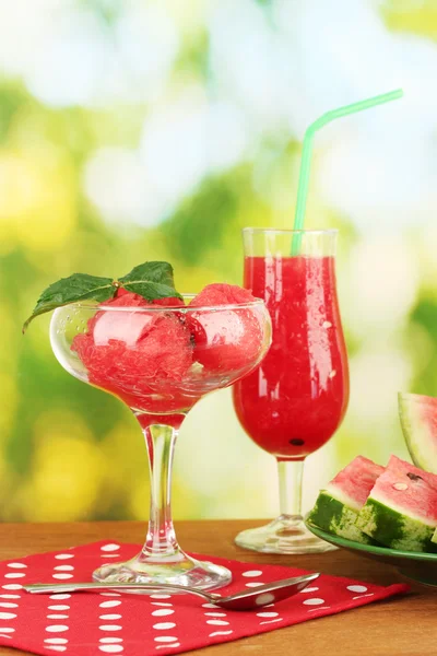 Postres refrescantes de sandía sobre fondo verde de cerca —  Fotos de Stock