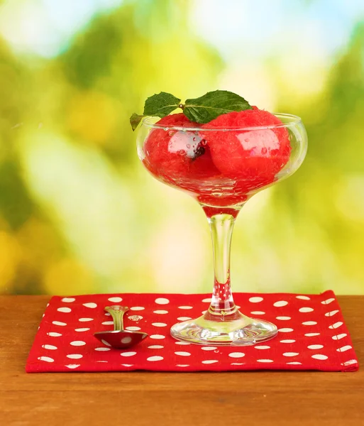 Helado de sandía en un vaso sobre fondo verde de cerca — Foto de Stock