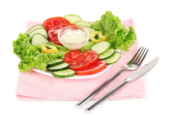 Gehakte groenten en saus op plaat geïsoleerd op wit — Stockfoto