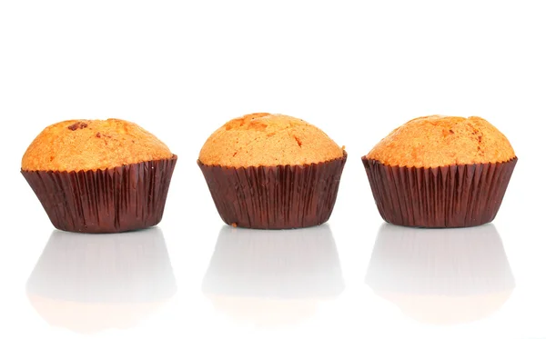 Frische Muffins isoliert auf weiß — Stockfoto