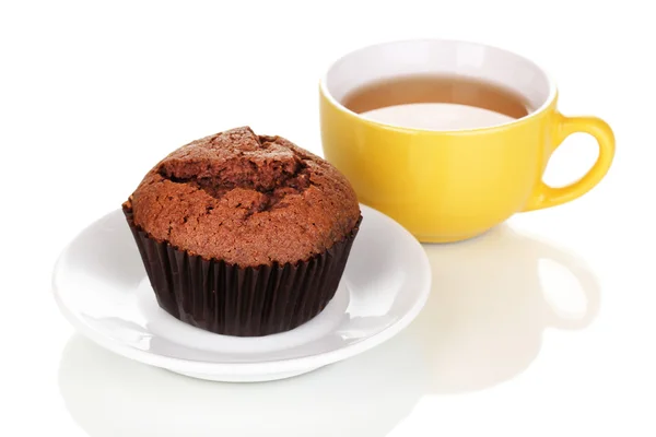 Muffin fresco con té aislado en blanco — Foto de Stock