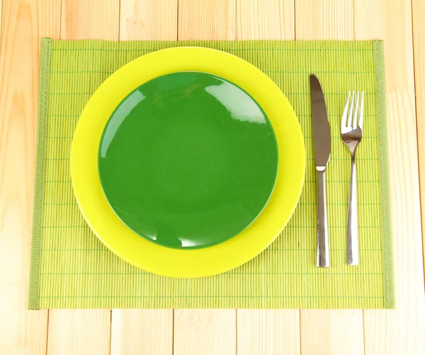 Table setting on wooden background close-up — Stock Photo, Image