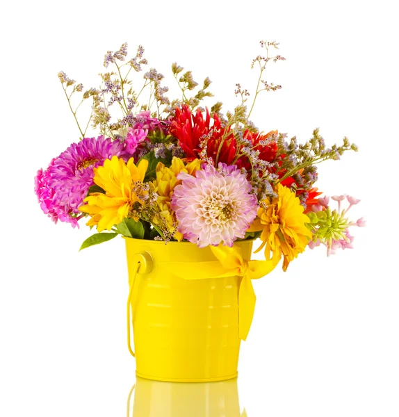 Balde amarelo brilhante com flores isoladas em branco — Fotografia de Stock