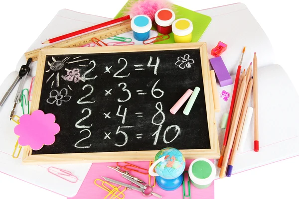 Pequeño escritorio escolar con varios útiles escolares primer plano aislado en blanco —  Fotos de Stock