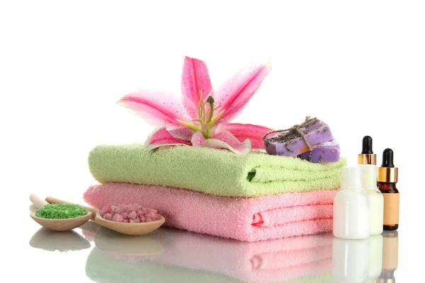 Asciugamani con giglio, olio aromatico, sapone e sale marino isolati su bianco — Foto Stock