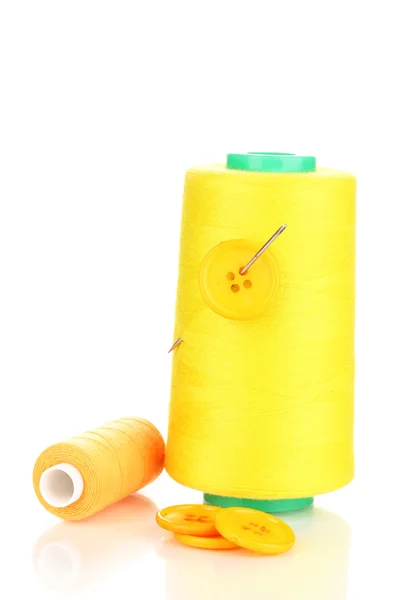 Bobina amarilla con aguja y botones aislados en blanco —  Fotos de Stock