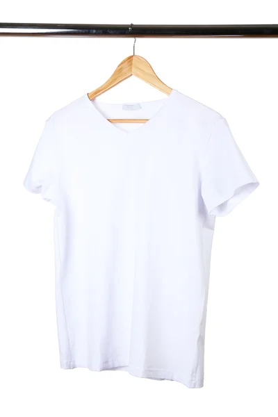 T-shirt branca no cabide no fundo branco — Fotografia de Stock