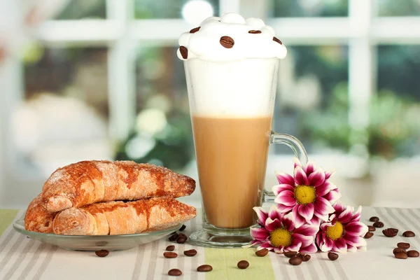Taze kahve kokteyl bardak ve tabak masada simit ile — Stok fotoğraf