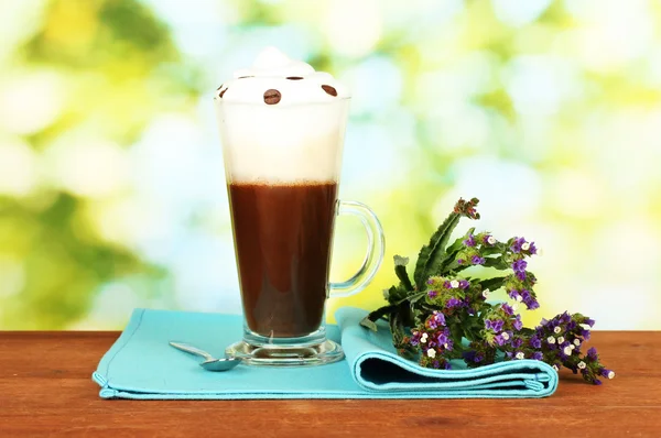 Kieliszek świeżo parzona kawa koktajl na jasnym tle zielony — Zdjęcie stockowe