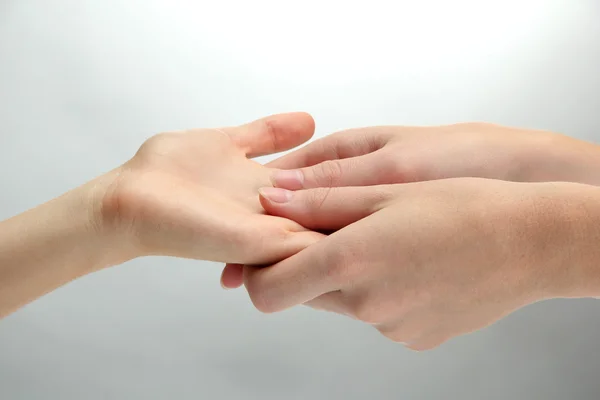 Hand massage, op grijze achtergrond — Stockfoto