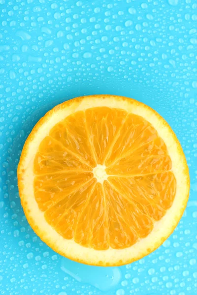 Tranche de citron vert avec goutte sur fond bleu — Photo