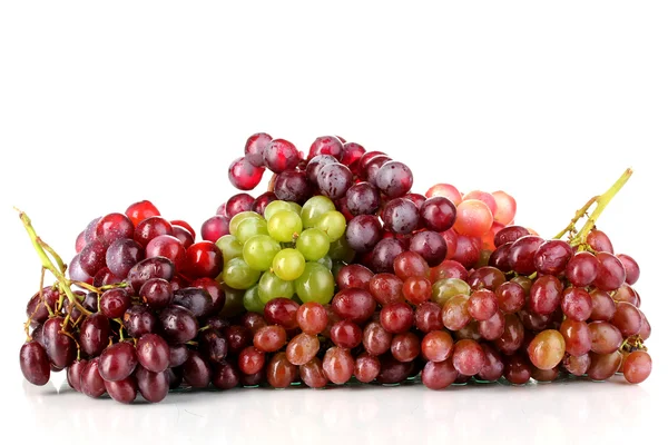 Deliciosas uvas maduras aisladas en blanco — Foto de Stock