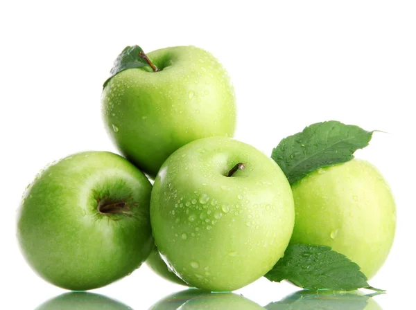 Manzanas verdes maduras con hojas aisladas en blanco — Foto de Stock