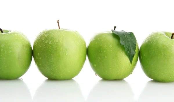 Спелые зеленые яблоки изолированы на белом — стоковое фото