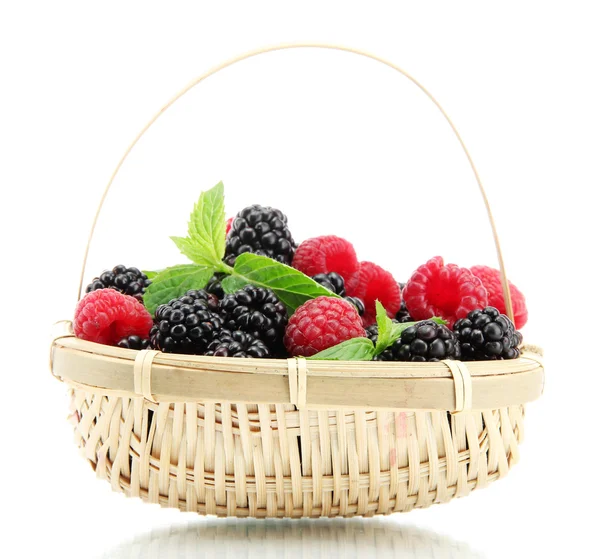 Krásné plody s listy v košíku izolovaných na bílém — Stock fotografie