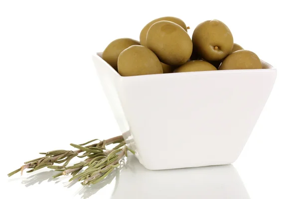 Grüne Oliven in weißer Schüssel mit Rosmarin auf weiss isoliert — Stockfoto
