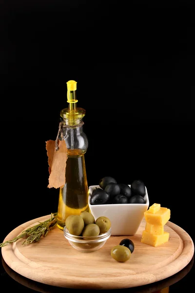 Aceitunas negras y verdes en tazón con romero, aceite de oliva y queso a bordo —  Fotos de Stock