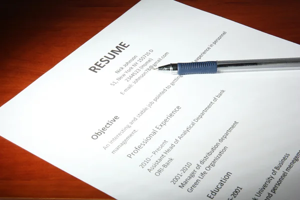 Primer plano del curriculum vitae con la pluma en la mesa de madera — Foto de Stock