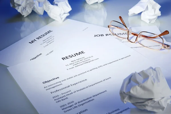 Primer plano del curriculum vitae con gafas sobre fondo azul — Foto de Stock